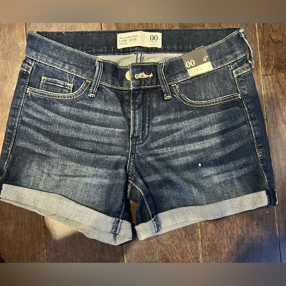 Abercrombie, women’s low rise jean shorts - size 00
